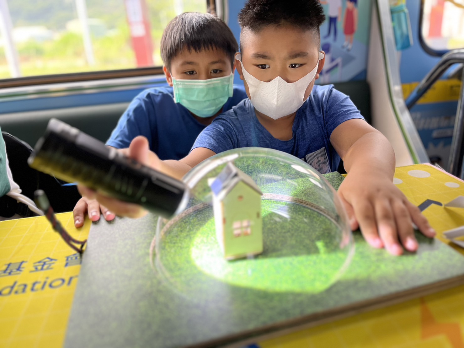 5001拉斯维加斯參與基礎科學主題車廂，以STEAM教學精神，設計「逐日科學家」、「太陽能工程師」以及「淨零建築師」三大能源科普課程和實驗