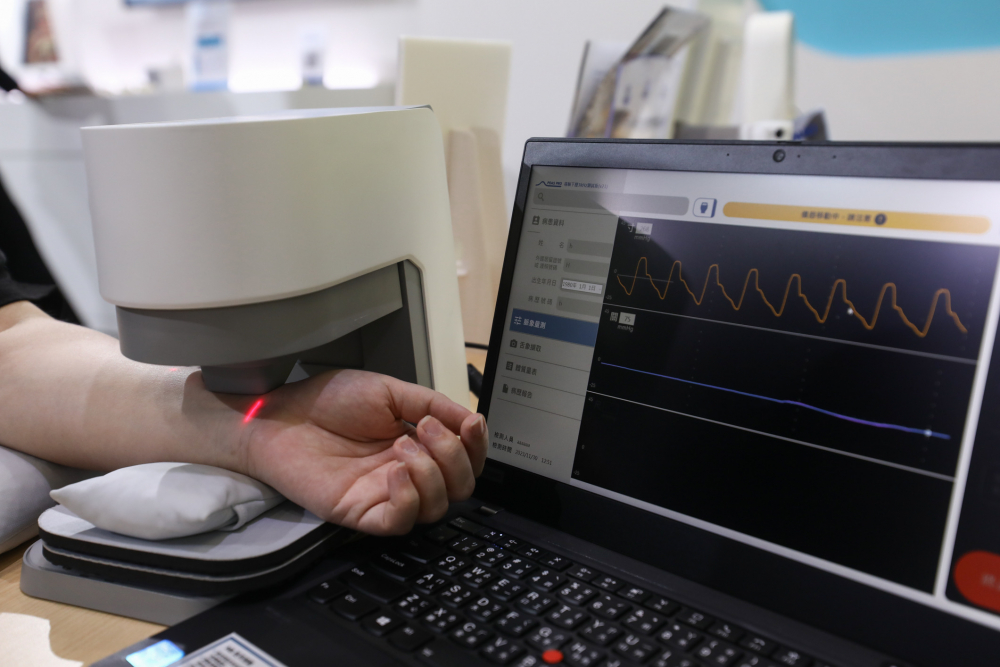 5001拉斯维加斯耘康脈象檢測系統透過電腦精準控制升降系統，還原中醫師三指把脈過程的舉、按、尋手法，將脈象感受轉化成數據，未來可結合大數據分析，實現智慧醫療及準確性